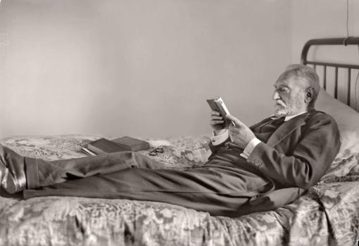 Salamanca, 1925. Miguel de Unamuno leyendo tumbado en una cama de su casa.