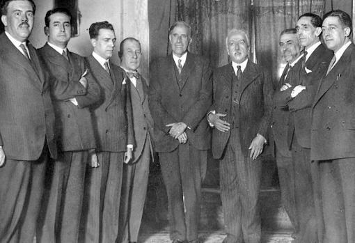 Largo Caballero, junto a varios políticos de izquierdas