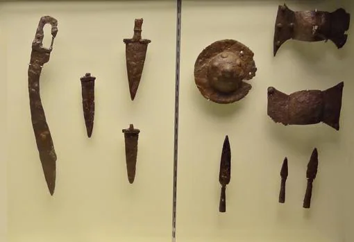 Armas ibéricas expuestas en el Museo de Teruel. Vemos una falcata, una espada recta, puñales, puntas de lanza y umbos de escudo.