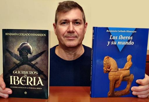 El autor, junto a dos de sus libros