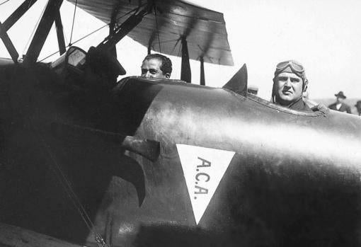 Ramón Franco Bahamonde, en avión.