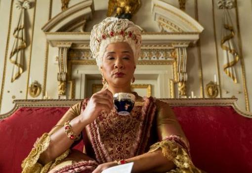 Golda Rosheuvel como la Reina Carlota en la serie de Netflix.