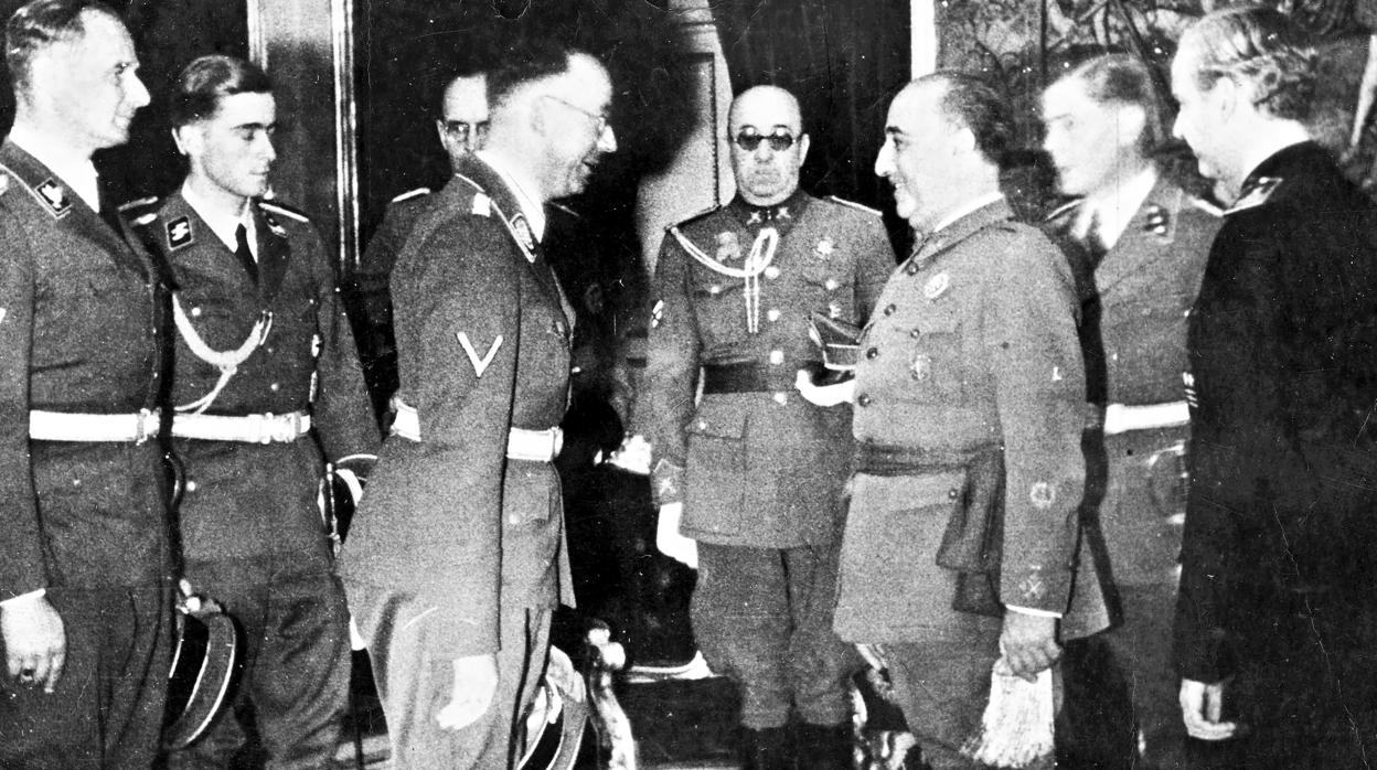 Himmler es recibido por Franco y Serrano Suñer, en la recepción del Palacio de El Pardo