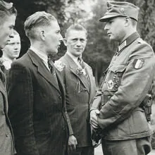 Léon Degrelle, a la derecha, como oficial de la Legión Valonia