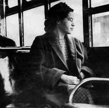 Rosa Parks, en un autobus de Montgomery (Alabama), en 1955