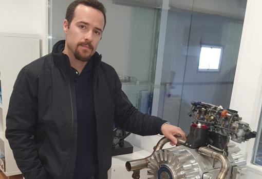 Juan Garrido, junto a su motor