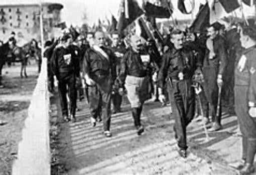 Los camisas negras en Bolonia, con Benito Mussolini al frente, en la Marcha sobre Roma.