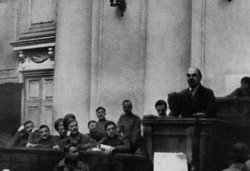 Lenin presentando sus Tesis de abril de 1917 ante el Sóviet de Petrogrado.