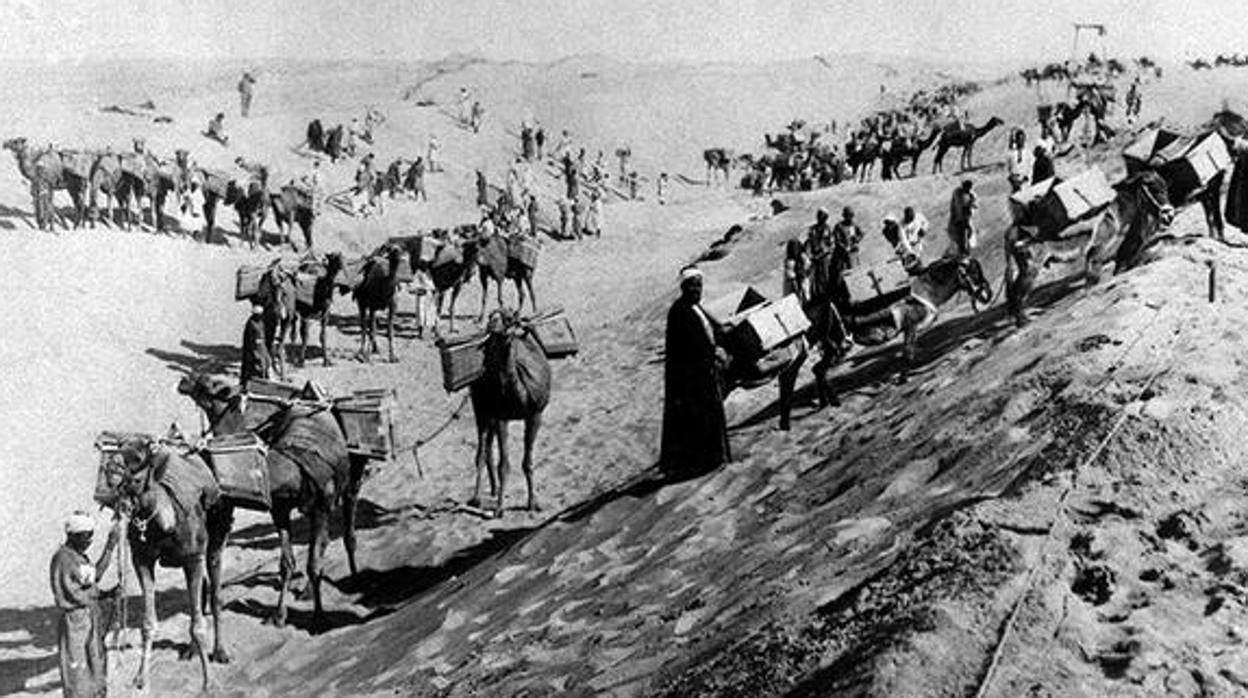 Los obreros extraen tierra durante la construcción del Canal de Suez