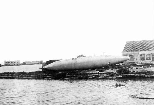 El submarino Peral abandonado en el arsenal de La Carraca, en la Isla de San Fernando.
