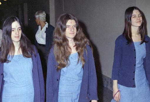 Parte de la ‘Familia Manson’ acude a la corte para comparecer por los asesinatos en 1971. De izquierda a derecha: Susan Atkins, Patricia Krenwinkel y Leslie Van Houten