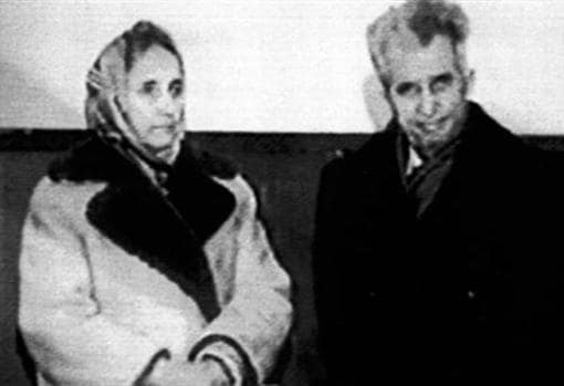 Ceaucescu y su mujer, Elena, tras ser detenidos