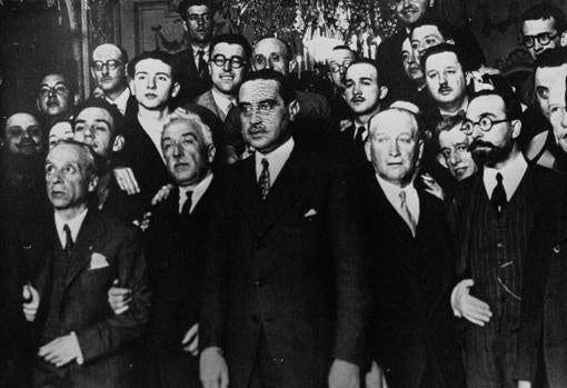 Largo Caballero en 1931, rodeado de miembros del gobierno provisional de la Segunda República.