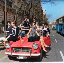 Modelos, por la calle Serrano de Madrid, luciendo la moda de primavera en 1963