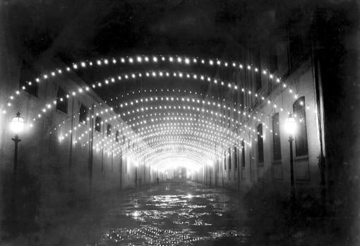Exposición regional en Valencia, año 1909, con una calle iluminada.