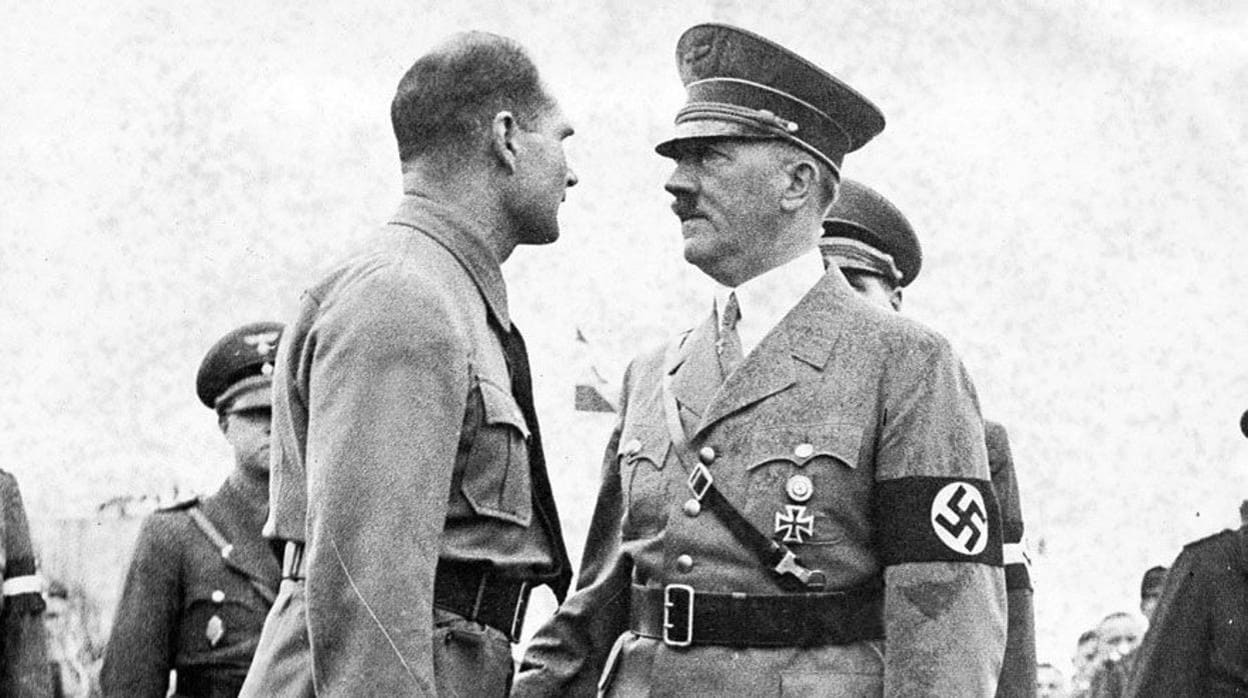 Rudolf Hess (izquierda) y Hitler, en 1930