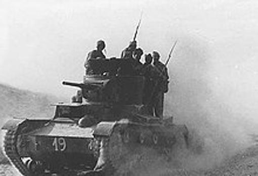 Tanque soviético T-26B durante la batalla de Belchite, septiembre de 1937.