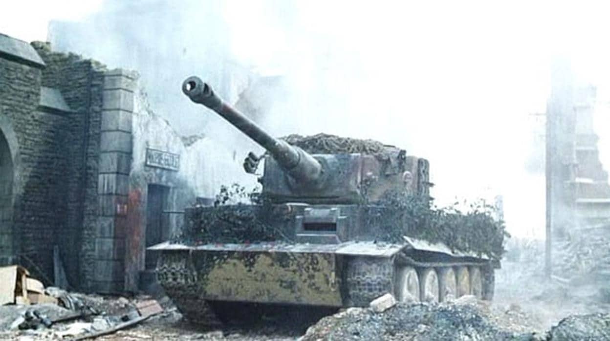 El capitán Miller dispara a un tanque Tiger I al final de la película