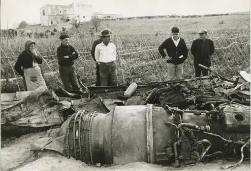 Palomares (Almería). 1966. Bombas termonucleares en Palomares. Algunos vecinos observan los restos del avión.
