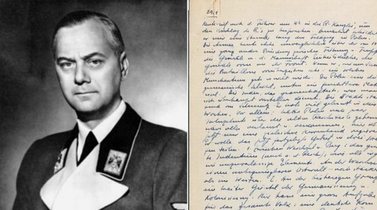 Alfred Rosemberg, junto a una de las páginas de su diario perdido durante décadas