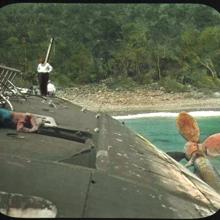 Marinos de Estados Unidos, inspeccionando los restos del Cristóbal Colón en 1899