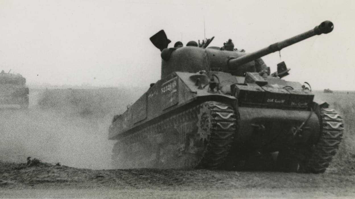 Un tanque británico armado con un cañón de 17 libras, sale de sus posiciones para entrar en acción en el fretne francés