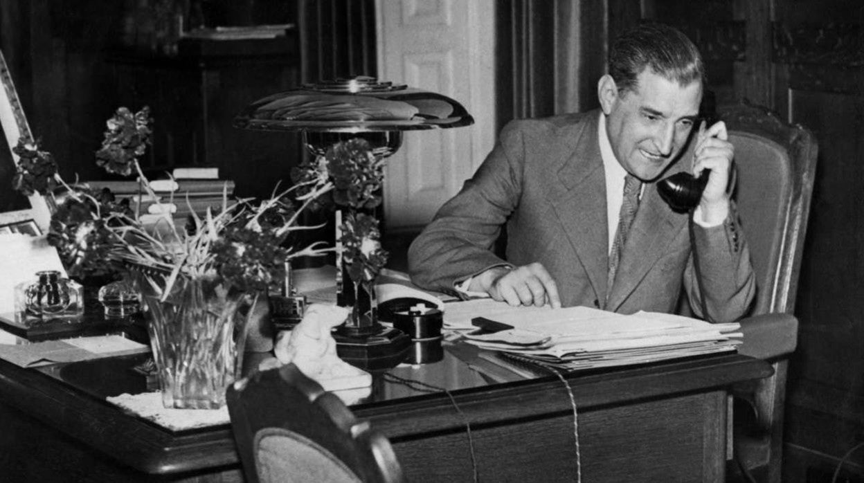 Antonio Salazar, en su despacho, en 1950