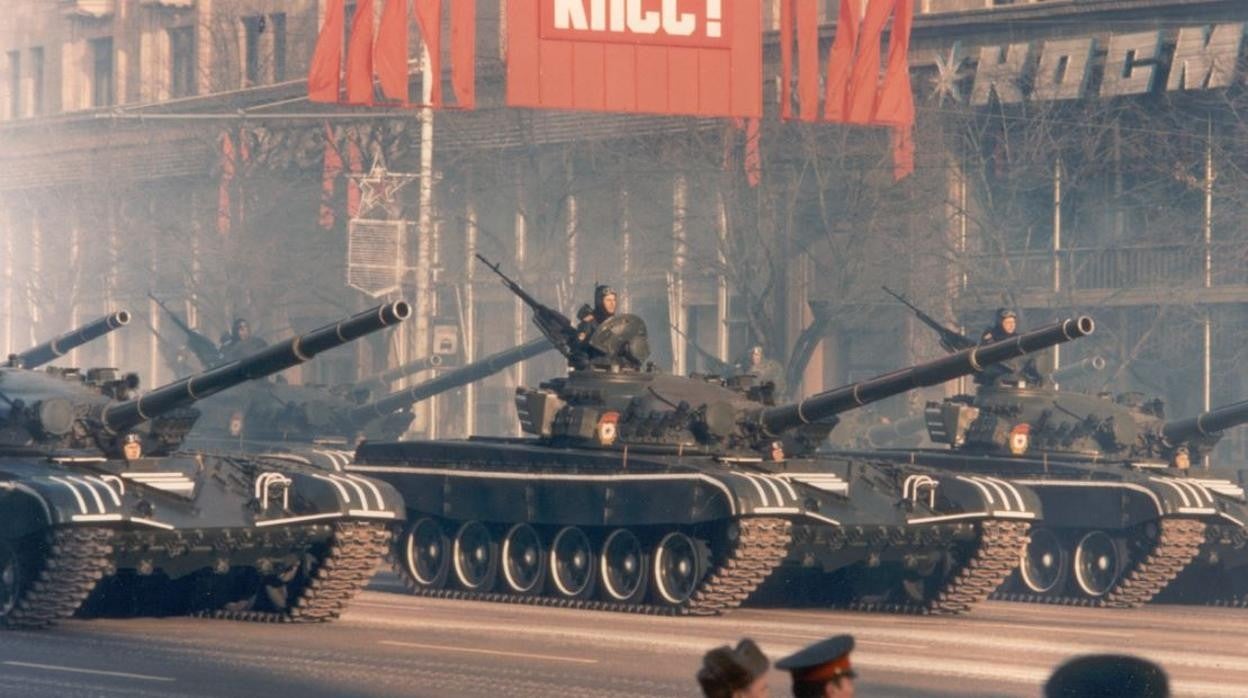 El desfile militar anual de Moscú en el año de 1983, en conmemoración del 66º aniversario de la Revolución de Octubre