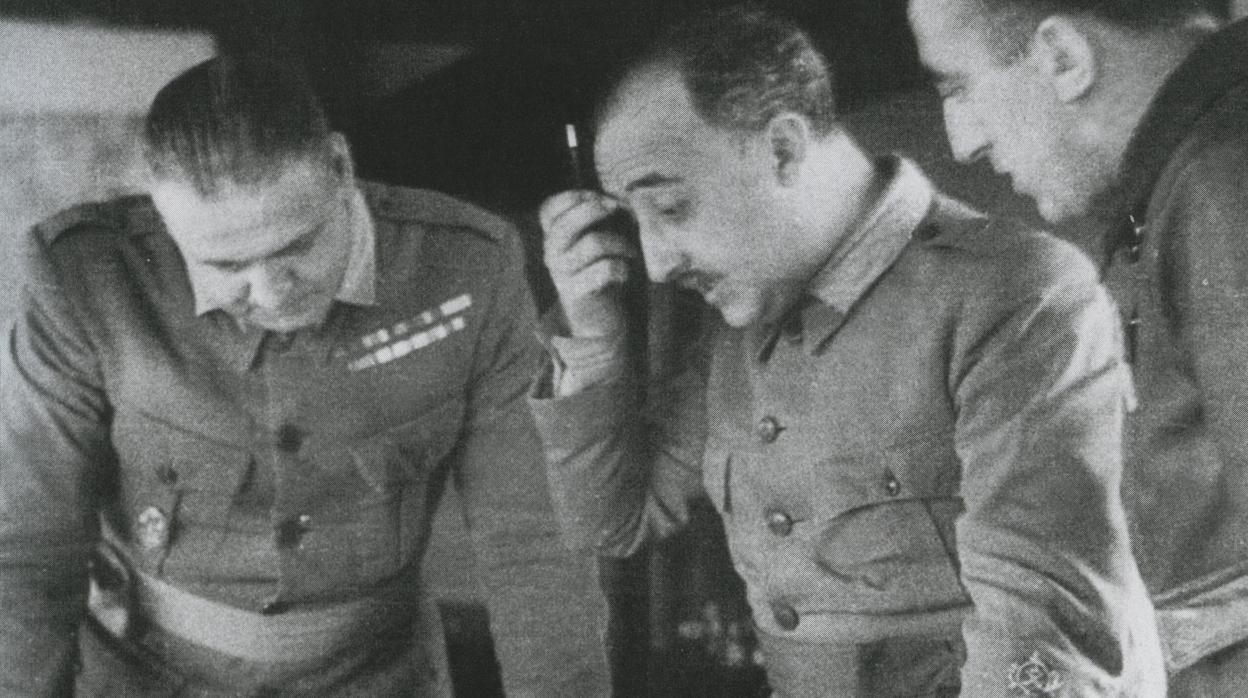 Franco consultando un mapa de operaciones junto a oficiales de su estado mayor durante la Guerra Civíl