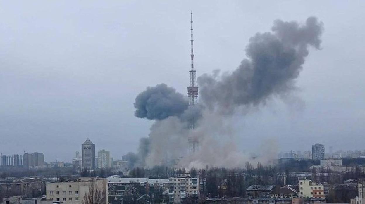 Una columna de humo sale de la torre de televisión atacada por el Ejército ruso en Kiev