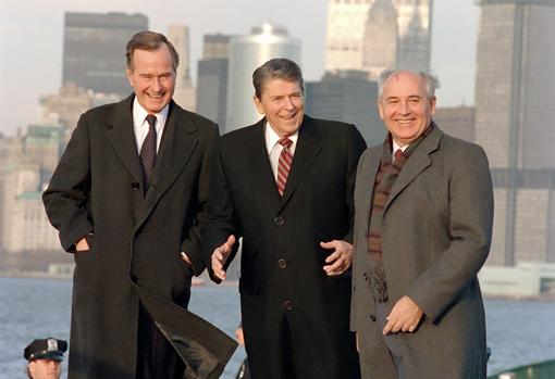 El presidente Mijaíl Gorbachov, Ronald Reagan y el vicepresidente, George H. W. Bush, en Nueva York, 1988.