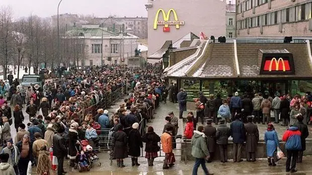 La locura que provocó en la URSS la apertura del primer McDonald's durante la Perestroika