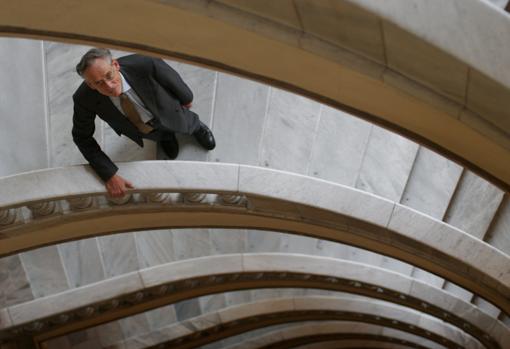 John Elliott, en las escaleras del Círculo de Bellas Artes.
