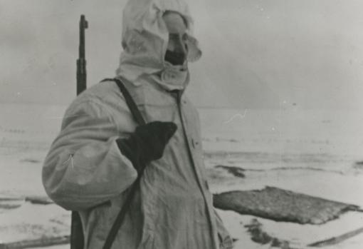 Enero de 1942. Un soldado cubierto con el abrigo especial de color blanco que le hace casi invisible para el enemigo
