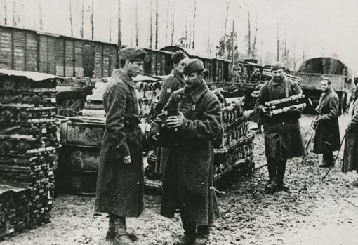 Los voluntarios españoles de la División Azul descargando municiones en un lugar del frente ruso