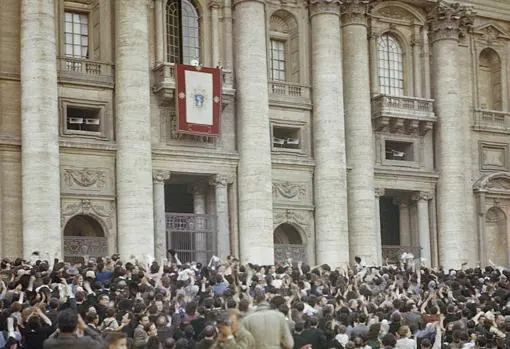 Pío XII dirigiéndose a la multitud reunida en la plaza de San Pedro en ocasión de la liberación de Roma, 5 de junio de 1944.