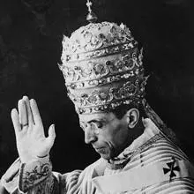Pío XII impartiendo la Bendición Apostólica