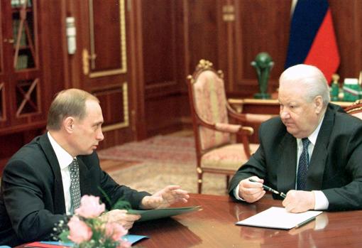 Putin y Yeltsin durante en traspaso de poderes en 1999.