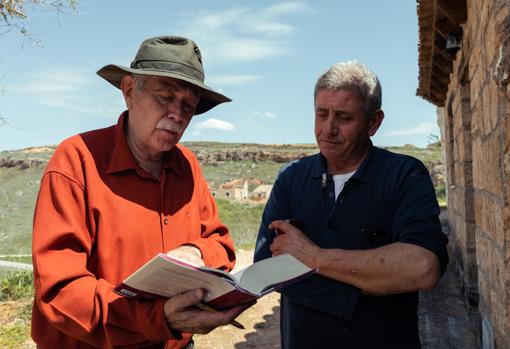 Antonio Pérez Henares y su primo Ángel 'El Pequeño', en su bodega de Bujalaro.
