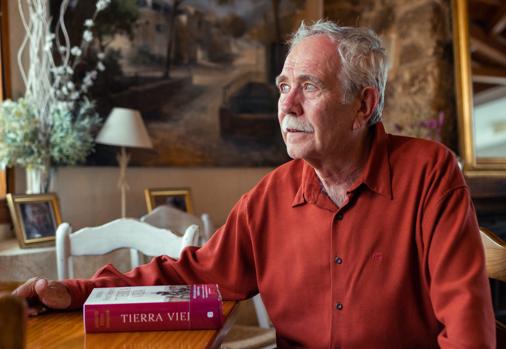 Chani, sentado en un restaurante de Zorita de los Canes.