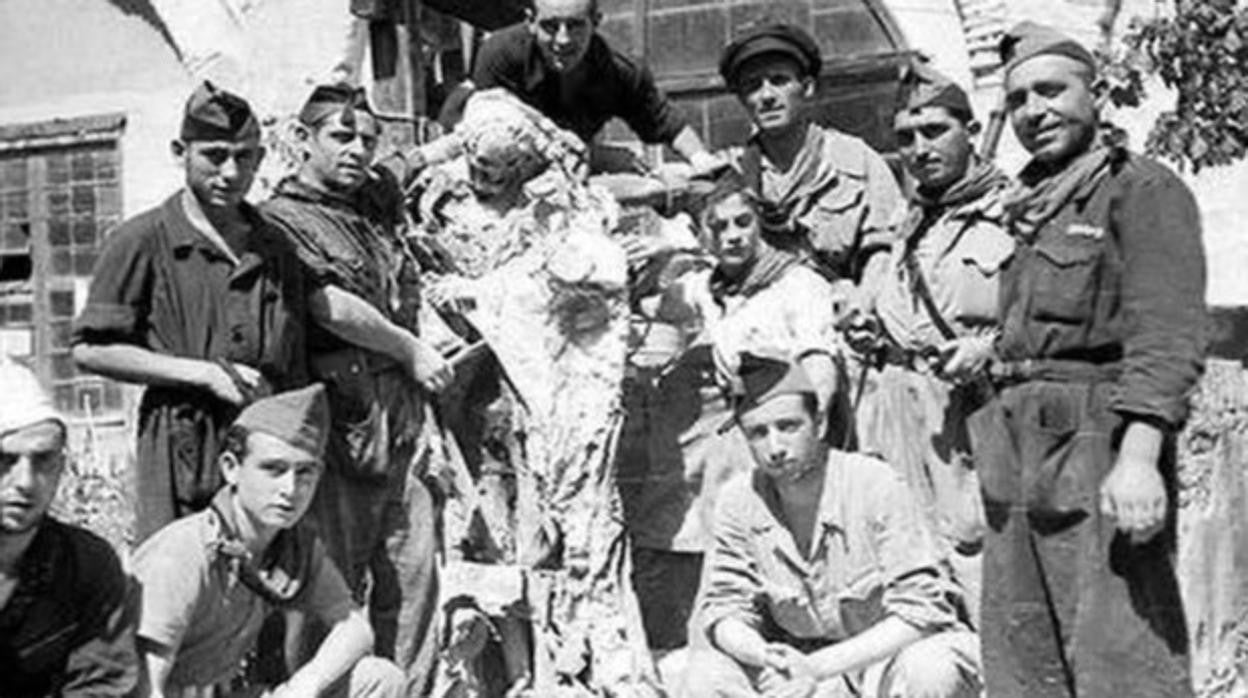 Milicianos desentierran cadáveres de religiosos en la Guerra Civil