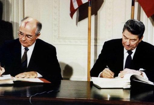 Gorbachov firma el tratado INF para desarticular el armamento de largo alcance (más de 500 kilómetros de distancia)