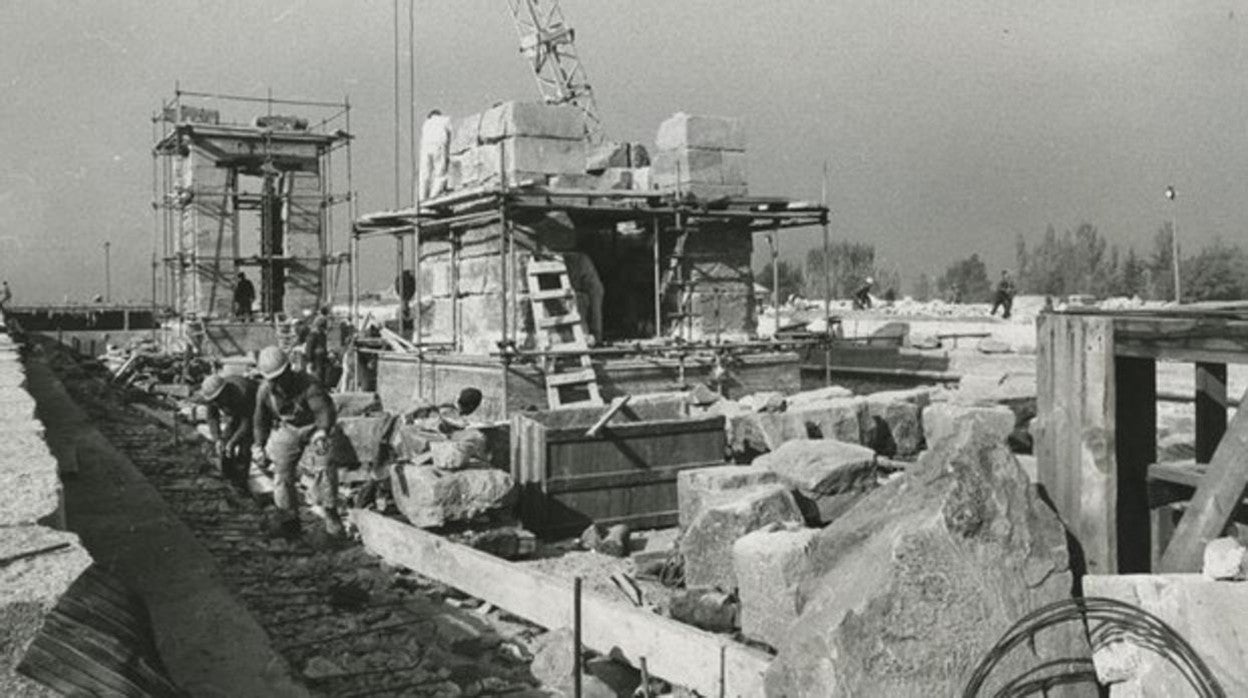 Trabajos de reconstrucción del templo de Debod, en noviembre de 1970