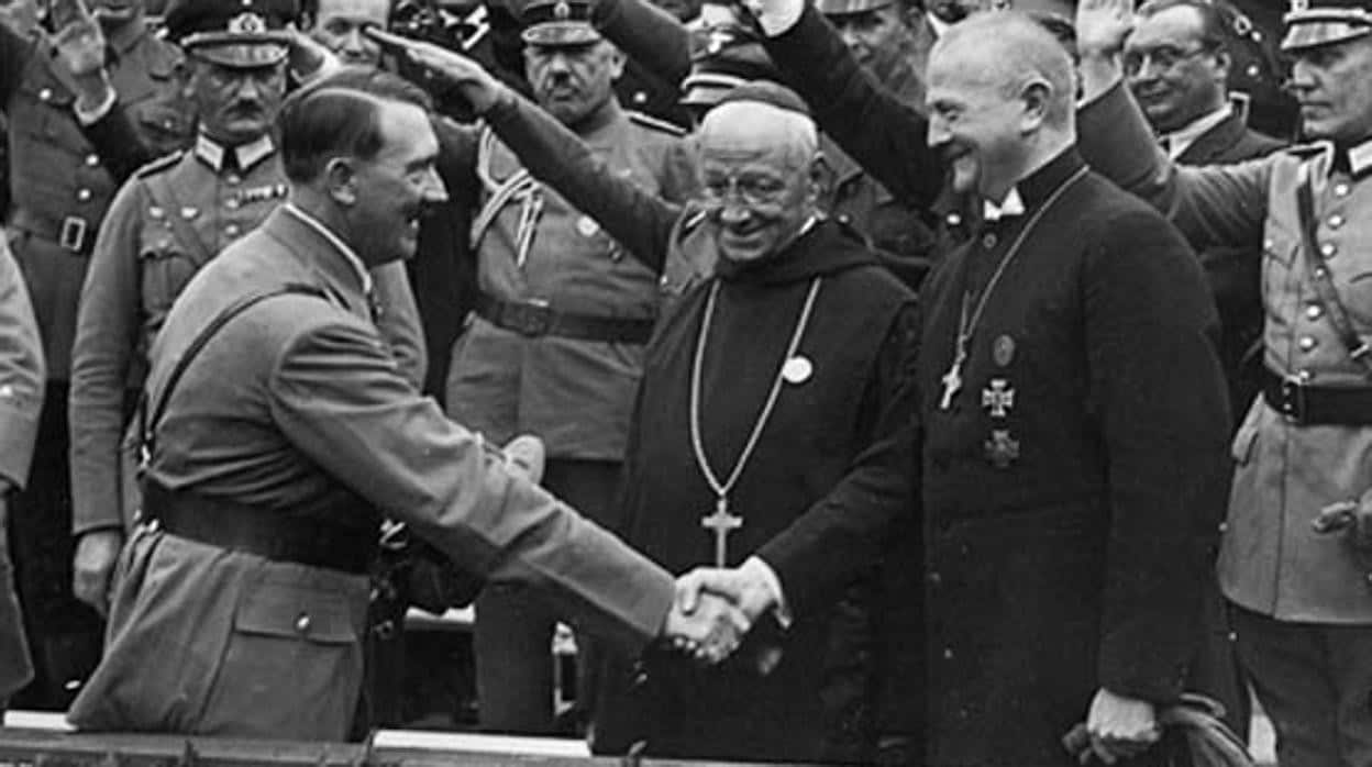 Ni católicos ni protestantes: así fue la retorcida 'Iglesia nazi' con la que Hitler jugó a ser Dios