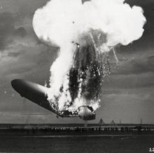 El Hinderburg, envuelto en llamas