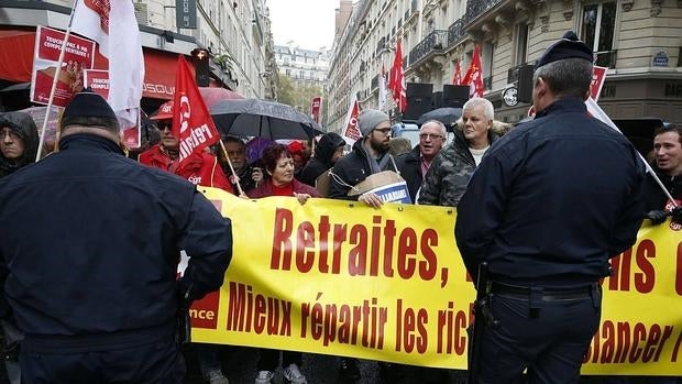 Manifestación sindical frente a la sede de la patronal en París