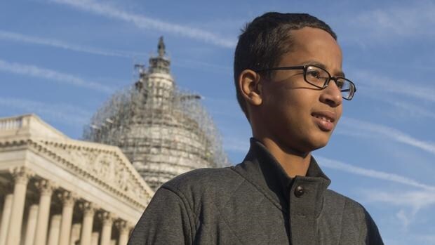 El adolescente Ahmed Mohamed, en la rueda de prensa que ofreció frente al Capitolio, en Washington