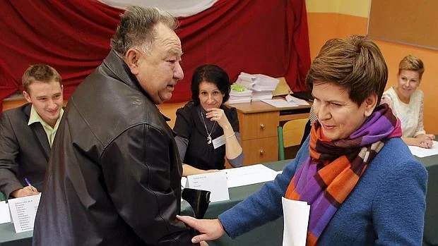 Szydlo, tras depositar su voto en un colegio electoral de Przecieszyn,