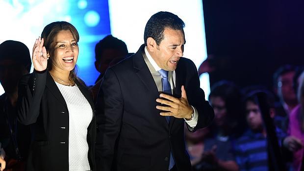 Morales celerba la victoria junto a su esposa, Hilda Marroquin
