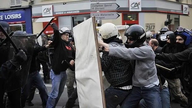 Choques entre policías y manifestantes en Montreuil, suburbio occidental de París